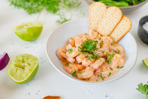 Shrimps ceviche with crackers