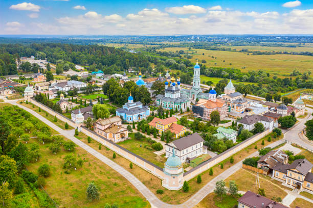 vista aérea con drones del monasterio masculino ortodoxo optina pustyn kozelsk, rusia. - óblast de kaluga fotografías e imágenes de stock