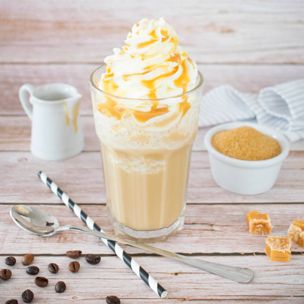 frappuccino con panna montata e salsa al caramello. - syrup brown sugar sugar spoon foto e immagini stock