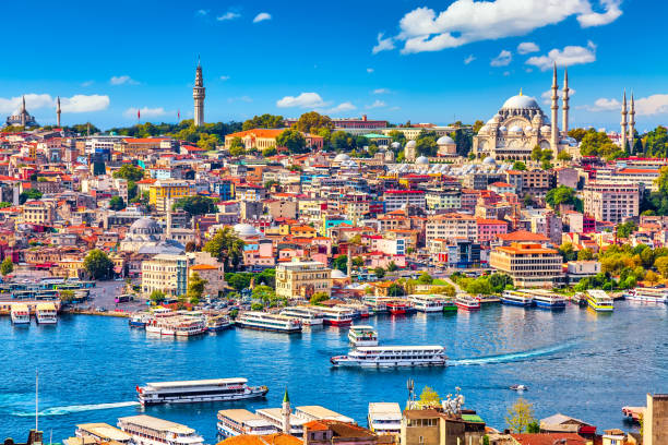 Touristic sightseeing ships in Golden Horn bay of Istanbul and mosque with Sultanahmet district against blue sky and clouds. Istanbul, Turkey during sunny summer day. Touristic sightseeing ships in Golden Horn bay of Istanbul and mosque with Sultanahmet district against blue sky and clouds. Istanbul, Turkey during sunny summer day bosphorus stock pictures, royalty-free photos & images