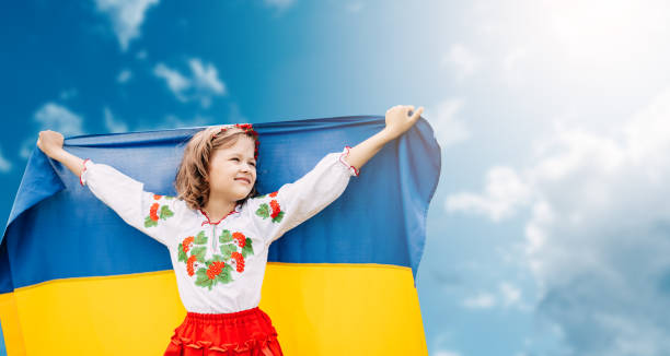 menina ucraniana criança em camisa bordada vyshyvanka com bandeira amarela e azul da ucrânia em campo. - parade flag child patriotism - fotografias e filmes do acervo