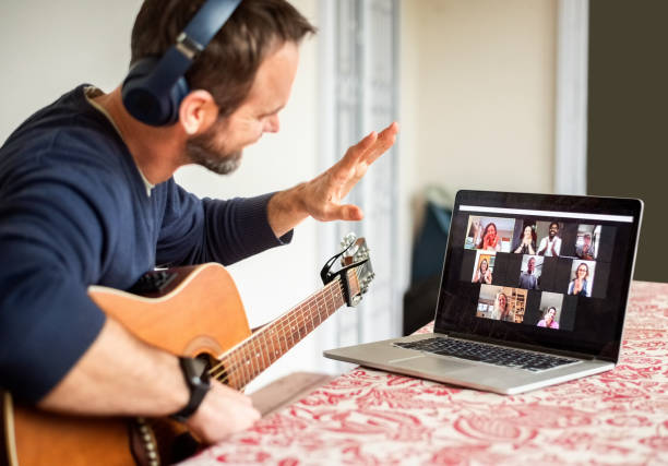 banda de música tocando on-line em chamada de vídeo durante pandemia - isolated jam - fotografias e filmes do acervo