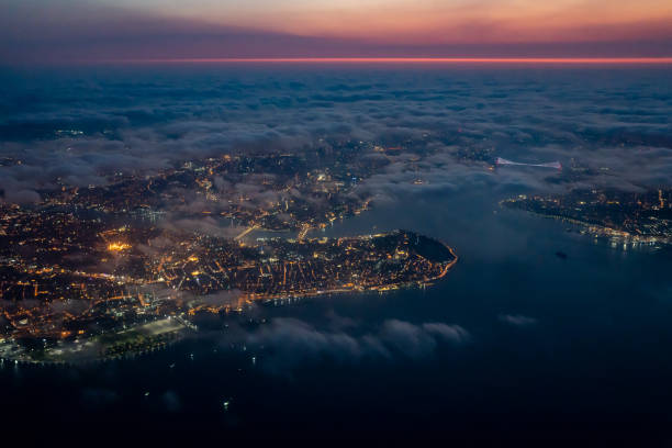 vista noturna de istambul do avião - aerial view bosphorus bridge bosphorus bridge - fotografias e filmes do acervo