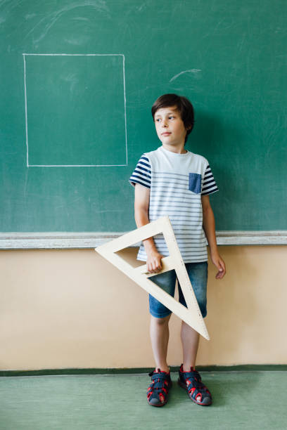 niño, pizarra y regla de madera - little boys measuring expressing positivity intelligence fotografías e imágenes de stock