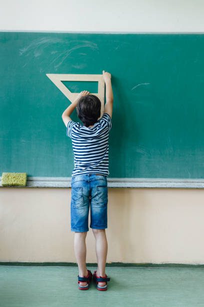 bambino, lavagna e righello di legno - little boys measuring expressing positivity intelligence foto e immagini stock