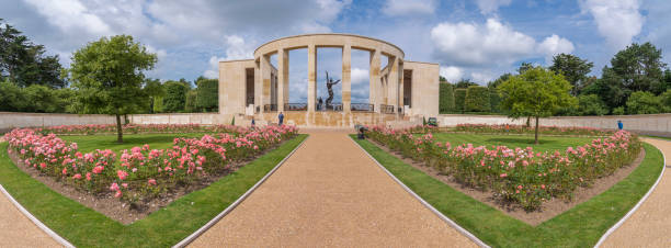 colleville-sur-mer, frança: cemitério americano da normandia e a entrada - basse normandy colleville 1944 france - fotografias e filmes do acervo