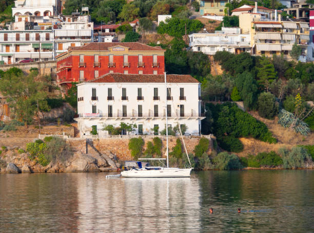 uno yacht sullo sfondo di hotel abbandonati presso il resort termale sull'isola greca di evia in grecia - backdrop old fashioned outdoors yacht foto e immagini stock