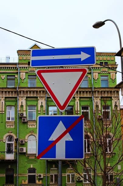 Traffic signs in the city. One way street in direction of right arrow road sign, give way priority yield road sign and end of one way traffic. Concept of road sign. señales de tráfico en la ciudad. una calle de la manera en la dirección de la señal de carretera de la flecha derecha, dar la señal de carretera de la producción de la prioridad de la manera y el final del tráfico de una manera. concepto de señal d