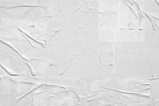 blanke weiße zerknitterte und gefaltete papierpostertextur - paper texture stock-fotos und bilder