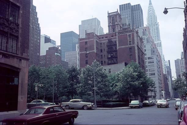 straßenecke in new york city - 60er jahre stock-fotos und bilder