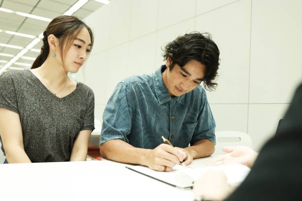istock Consultant and Customer in Asia 1333790930