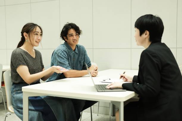 istock Consultant and Customer in Asia 1333790941