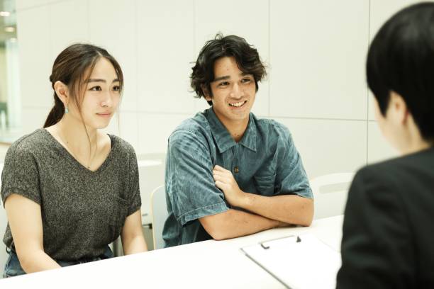 istock Consultant and Customer in Asia 1333790943