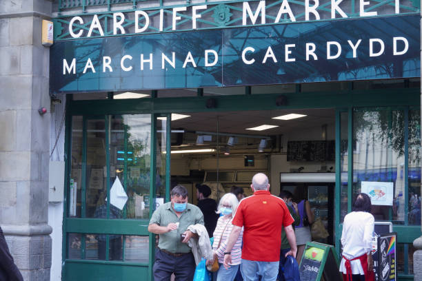 marché intérieur de cardiff qui a ouvert ses portes en mai 1891 - butchers shop audio photos et images de collection