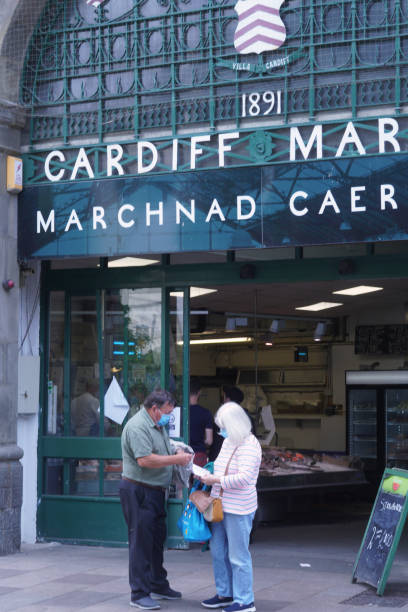 marché intérieur de cardiff qui a ouvert ses portes en mai 1891 - butchers shop audio photos et images de collection