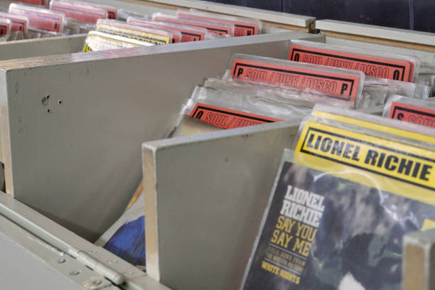 un magasin de disques vinyles à cardiff indoor market qui a ouvert ses portes en mai 1891 - butchers shop audio photos et images de collection