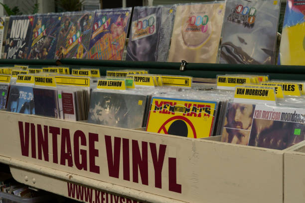 un magasin de disques vinyles à cardiff indoor market qui a ouvert ses portes en mai 1891 - butchers shop audio photos et images de collection