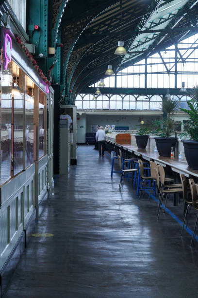 marché intérieur de cardiff qui a ouvert ses portes en mai 1891 - butchers shop audio photos et images de collection