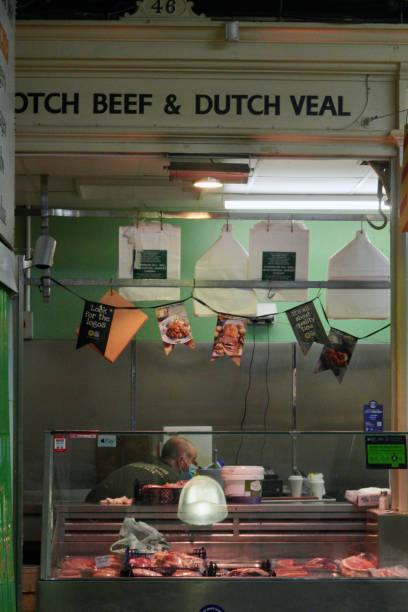 marché intérieur de cardiff qui a ouvert ses portes en mai 1891 - butchers shop audio photos et images de collection