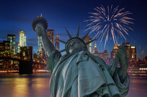 feu d’artifice sur la ville la nuit avec statue de la liberté à manhattan new york city usa s au-dessus de manhattan - statue of liberty liberty statue firework display photos et images de collection