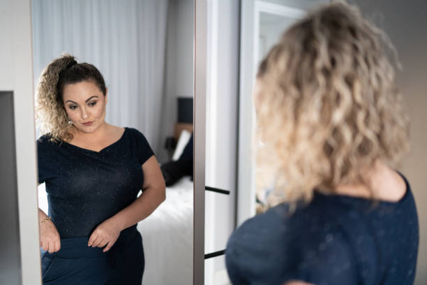 예쁜 여자 점점 입고 에 앞 의 a 거울 에 집 - mirror women getting dressed clothing 뉴스 사진 이미지