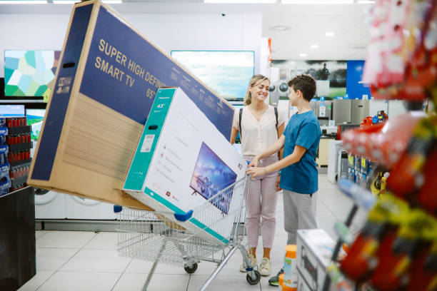 mãe e filho comprando grandes televisores no shopping - ecrã grande - fotografias e filmes do acervo