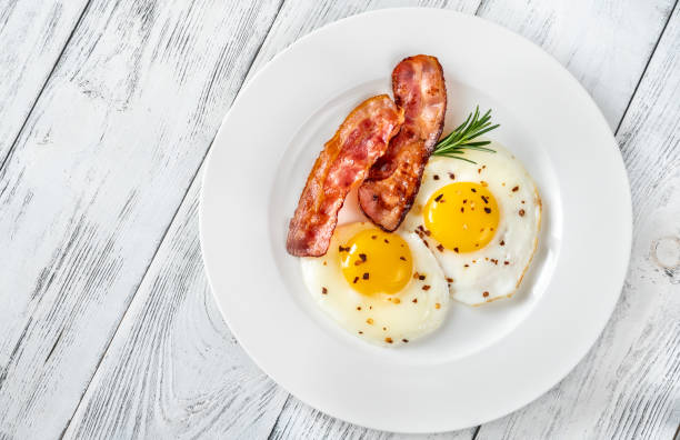 jajka sadzone z bekonem rashers - breakfast eggs plate bacon zdjęcia i obrazy z banku zdjęć