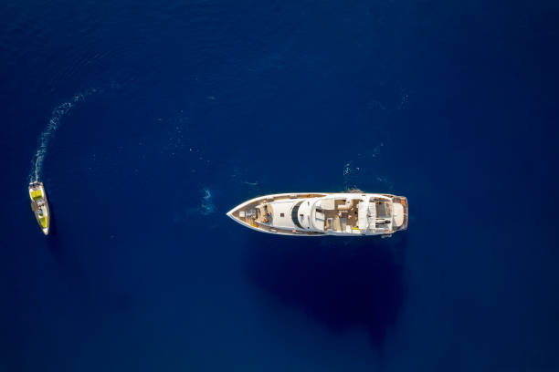 vue aérienne de haut en bas d’un yacht de luxe - cruise speed photos et images de collection
