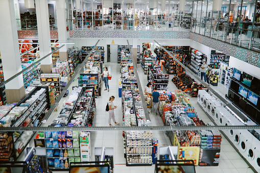 Imagen de arriba de la gente comprando en el gran supermercado photo