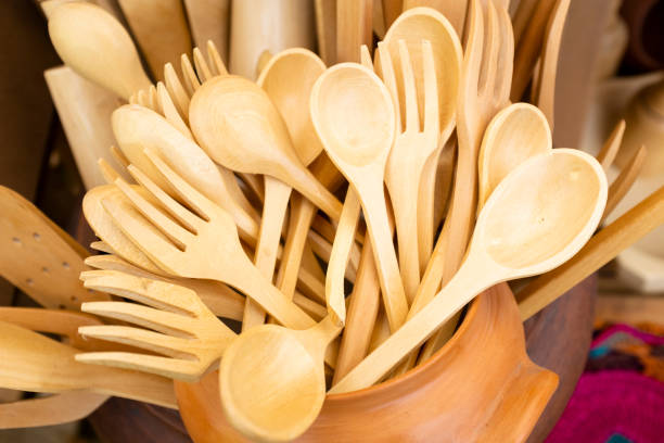 imagem de utensílios culinários de madeira. ferramentas tradicionais de cozimento feitas à mão. - wooden spoon built structure domestic room domestic kitchen - fotografias e filmes do acervo