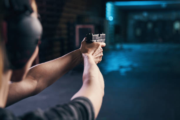 atirador praticando um porão de duas mãos em um campo de tiro - target sport - fotografias e filmes do acervo