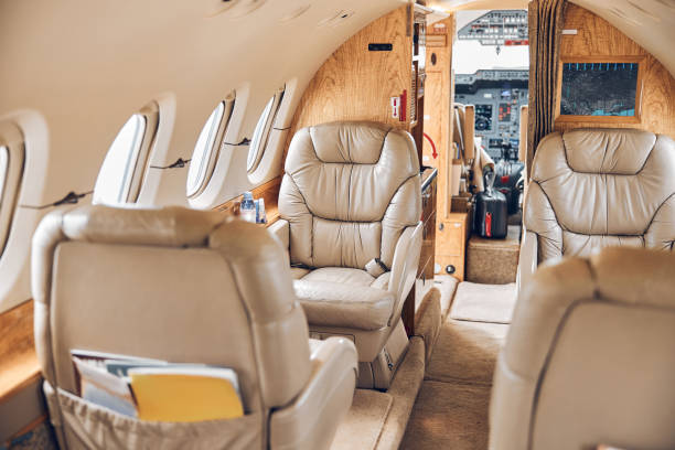 luxus business jet privater salon - vehicle interior corporate jet jet private airplane stock-fotos und bilder