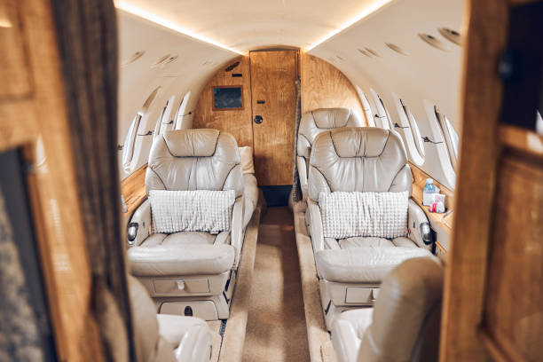 частный салон роскошного бизнес-джета - vehicle interior corporate jet jet private airplane стоковые фото и изображения