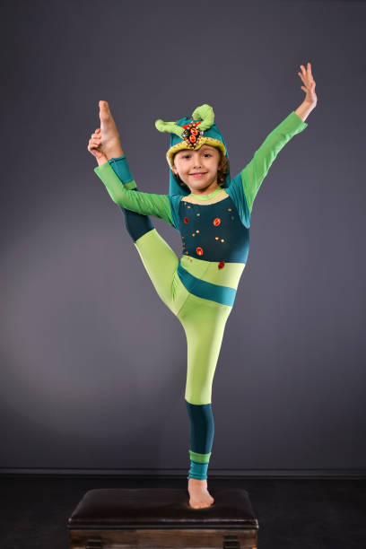 la piccola ginnasta mostra le sue abilità. - acrobatic activity foto e immagini stock