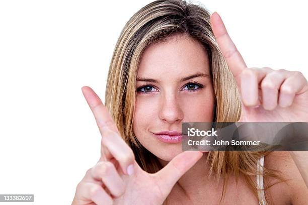 Mulher Olhando Através De Um Quadrado Com Dedos - Fotografias de stock e mais imagens de 20-24 Anos - 20-24 Anos, 20-29 Anos, Adulto