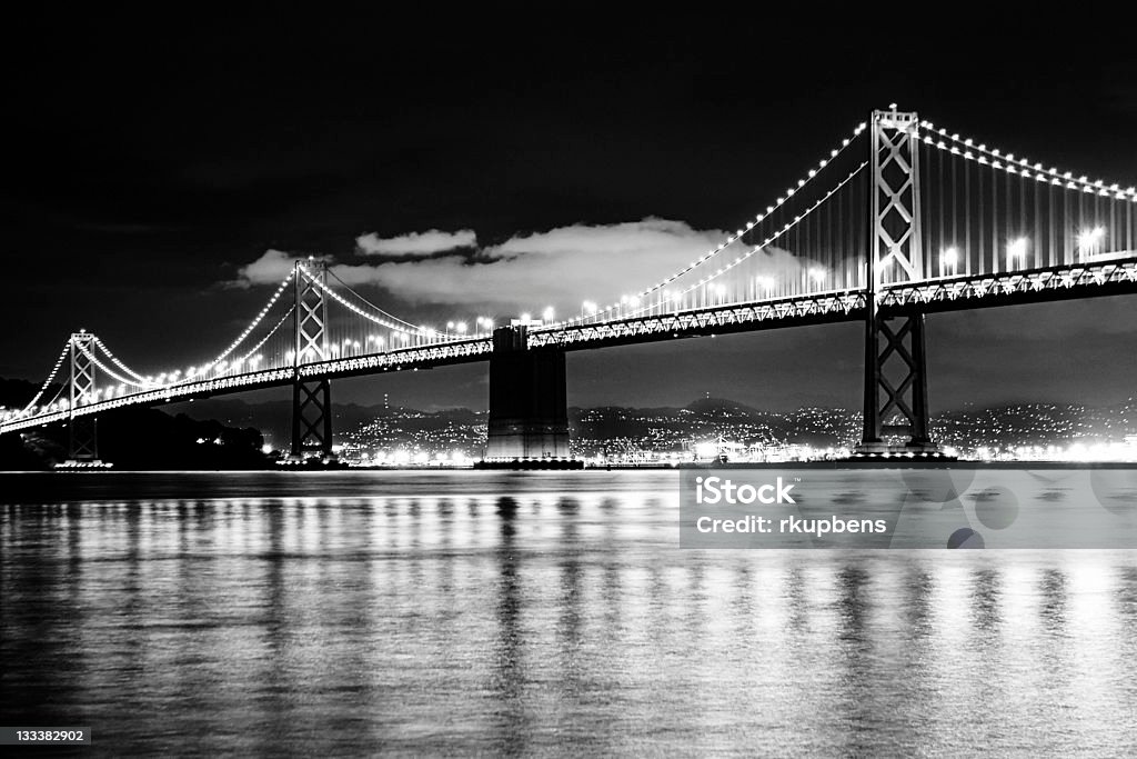 サンフランシスコベ�イブリッジの夜景-B &W - つり橋のロイヤリティフリーストックフォト