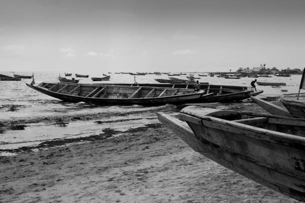 afrika senegal atlantikküste fischerboote - nobody black and white activity fisherman stock-fotos und bilder