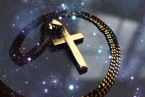 Magnífica cruz de oro con estrellas y galaxias de alta calidad photo