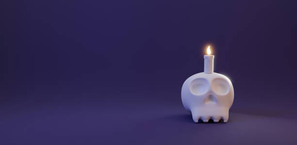 o conceito do dia de halloween. crânio humano bonito com luz de vela no fundo escuro roxo, celebração de evento de halloween modelo mínimo estilo - inferno fire flame skull - fotografias e filmes do acervo