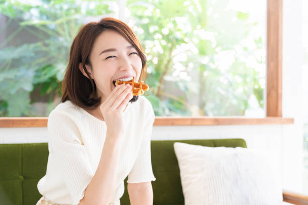 attractive asian woman who eats - waffle breakfast food sweet food imagens e fotografias de stock