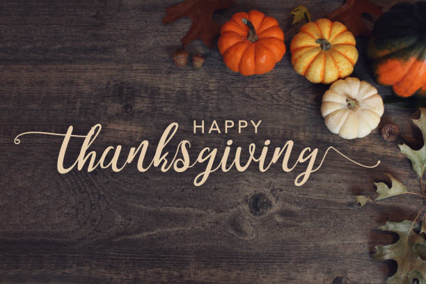 秋のカボチャ、スカッシュと木のテーブルの背景の上に葉とハッピー感謝祭の休日グリーティングカード書道テキストデザイン - thanksgiving ストックフォトと画像