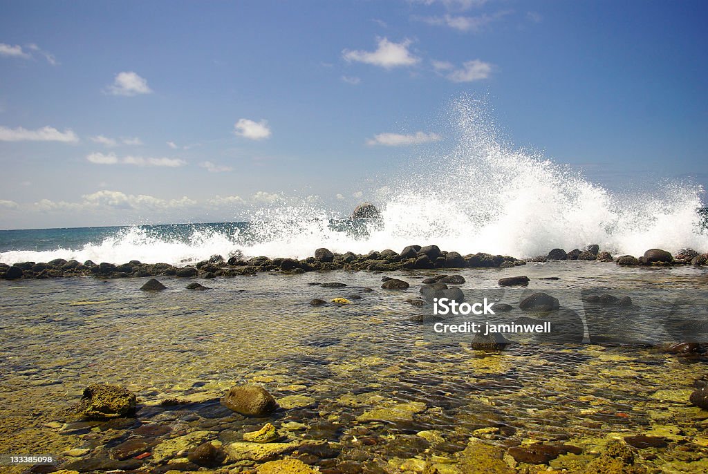 Medio ambiente marino-hermosa playa de salpicaduras de las olas - Foto de stock de Agua libre de derechos
