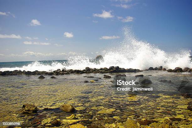 Ambiente Marinhobela Praia Com Salpicos De Ondas - Fotografias de stock e mais imagens de Acidente Natural - Acidente Natural, Ao Ar Livre, Baía