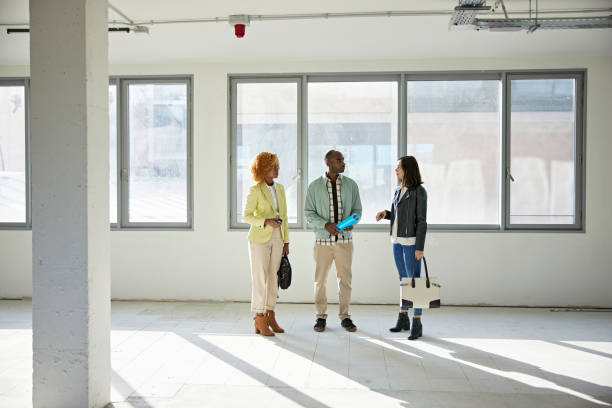 des femmes d’affaires dans les années 20 et 30 discutent de la propriété avec un courtier - bien immobilier commercial photos et images de collection