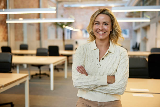 retrato de oficina de una alegre empresaria caucásica - leonado fotografías e imágenes de stock