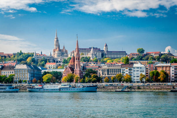 chiesa riformata di piazza szilágyi dezső, chiesa di mattia e bastione dei pescatori a budapest. - budapest royal palace of buda architectural styles architecture foto e immagini stock