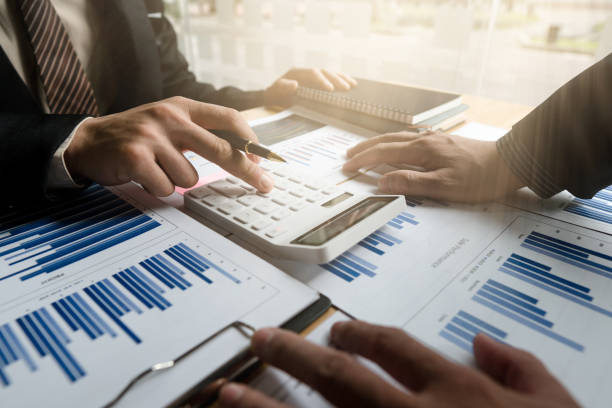 istock Business team briefing the idea and discussing exchange contract during brainstorming in office. 1333886985