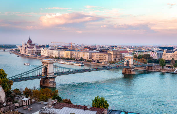 il ponte della catena széchenyi e lo skyline di pest. budapest, ungheria. - royal palace of buda immagine foto e immagini stock