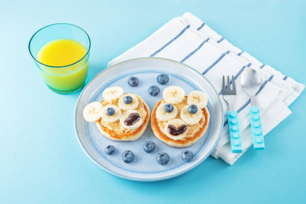 детские зд�оровые завтраки с забавными мордой - autumn banana breakfast close up стоковые фото и изображения