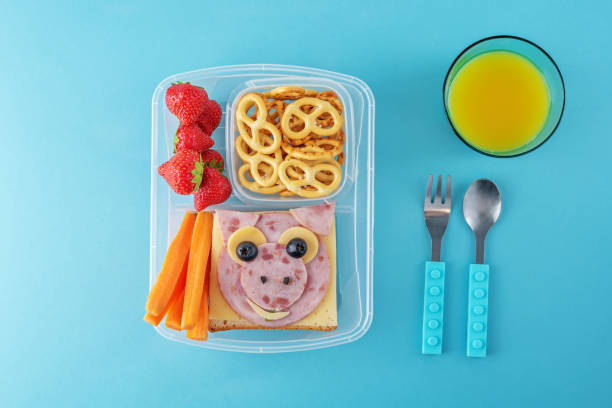 детские здоровые завтраки с забавными мордой - autumn banana breakfast close up стоковые фото и изображения